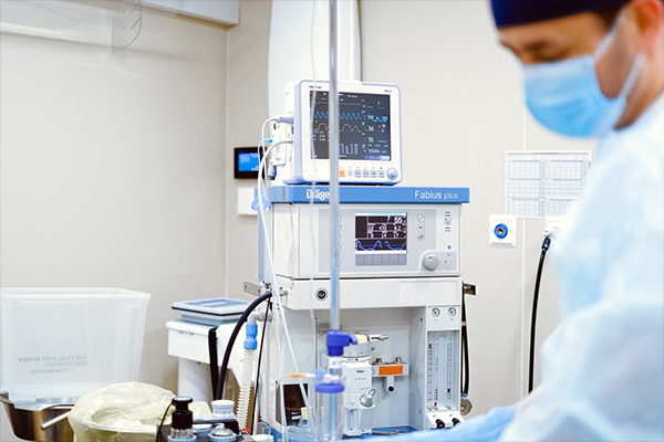 Push-pull connectors for medical devices and healthcare equipment